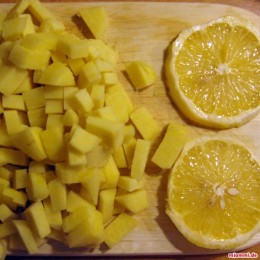 Als nächstes die Zitrone in Scheiben schneiden (evtl. vorher schälen).