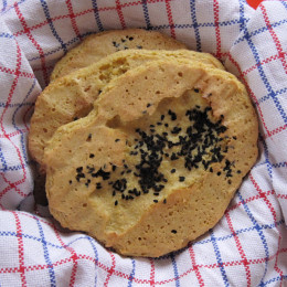 Wir legen die Naans dann in ein Handtuch. Lecker! Lecker! Lecker! Viel Spaß beim Nachbacken!