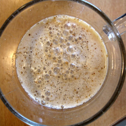 Dann einen löslichen Kaffee (ich nehm gerade immer Reishi-Kaffee - es geht aber auch löslicher Bohnenkaffee) in kaltem Wasser aufmixen.